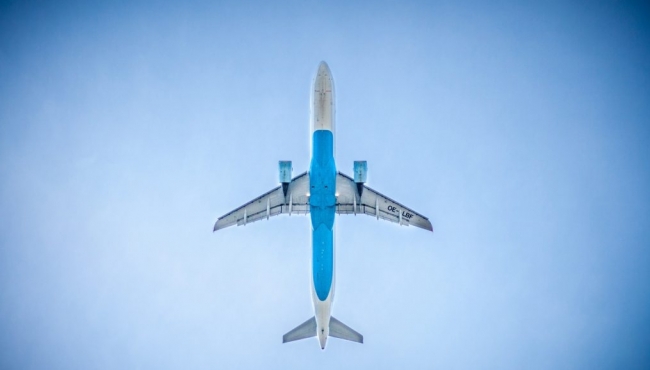 image of an aeroplane flying